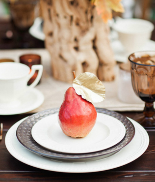 декор осенней свадьбы, груша в декоре стола на свадьбе