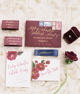 декор осенней свадьбы, свадебные приглашения в бордовом цвете