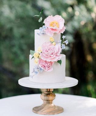 свадебный торт 2021, свадебный торт с сахарными цветами 