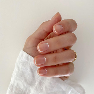 модный маникюр 2021, чёрно-белый маникюр для невесты 