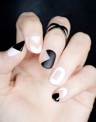 модный маникюр 2021, чёрно-белый маникюр для невесты 