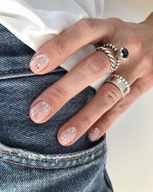 модный маникюр 2021, маникюр для невесты в стиле минимализм 