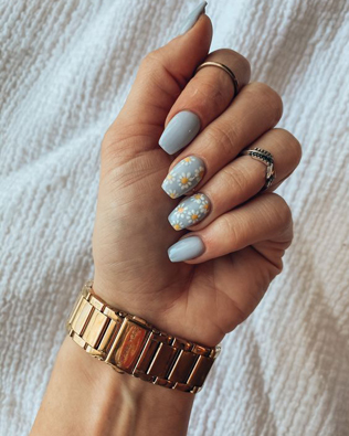  модный маникюр 2021, маникюр для невесты с цветочками 