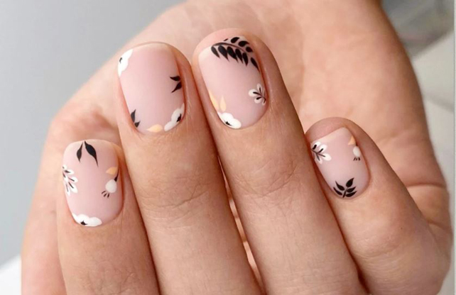 модный маникюр 2021, маникюр для невесты с цветочками 