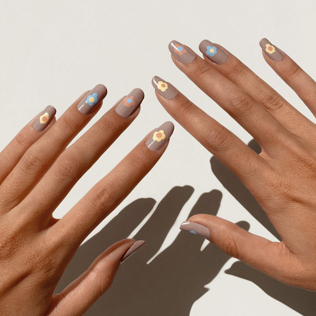  модный маникюр 2021, маникюр для невесты с цветочками 