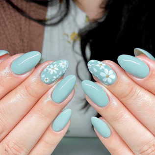  модный маникюр 2021, маникюр для невесты с цветочками 