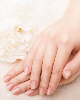 модный маникюр 2021, прозрачный маникюр для невесты 