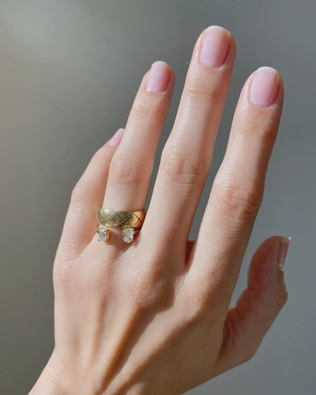 модный маникюр 2021, прозрачный маникюр для невесты 