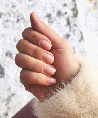 модный маникюр 2021, прозрачный маникюр для невесты 