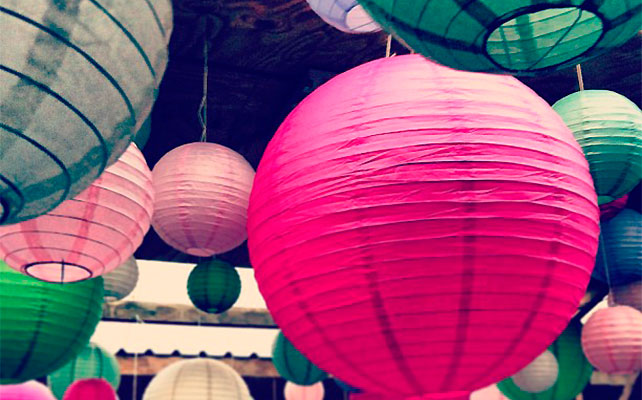 цветные бумажные светильники IKEA в декоре свадьбы