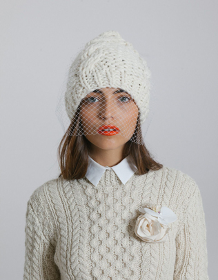 вязаная свадьба, зимний образ невесты, вязаный свитер и шапка в образе невесты 