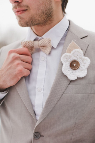 вязаная свадьба, зимний образ жениха, вязаная бутоньерка жениха 