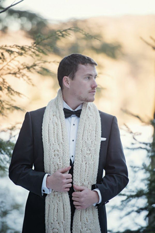 вязаная свадьба, зимний образ жениха, вязаный шарф в образе жениха 