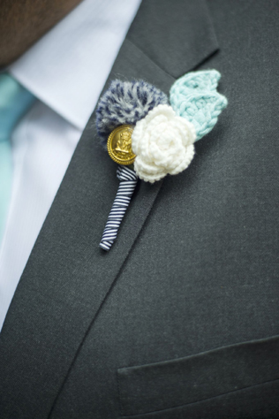 вязаная свадьба, зимний образ жениха, вязаная бутоньерка жениха 