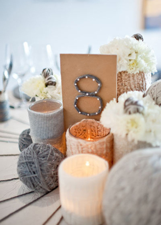 вязаная свадьба, вязаные чехлы на подсвечники и номер стола 