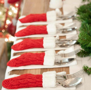 вязаная свадьба, сервировка стола, столовые приборы в вязаных носочках 