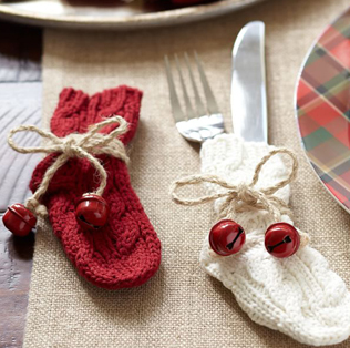 вязаная свадьба, сервировка стола, столовые приборы в вязаных носочках 