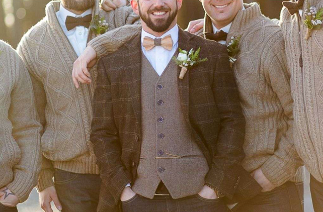 вязаная свадьба, друзья жениха в вязаных кардиганах 