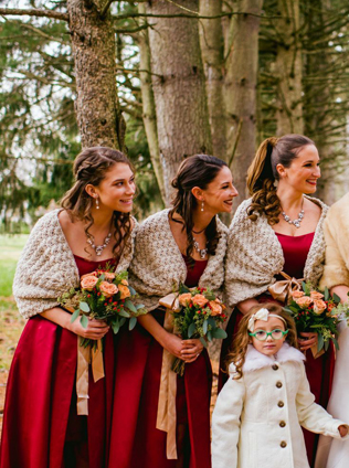 вязаная свадьба, подружки невесты в вязаных накидках 