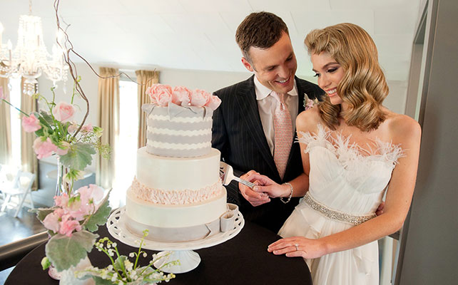 молодожёны разрезают торт