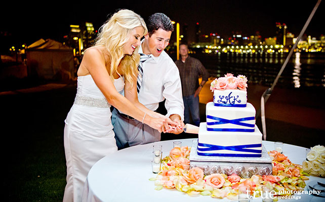 молодожёны разрезают торт