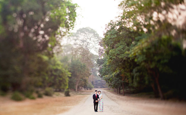 молодожёны вдалеке