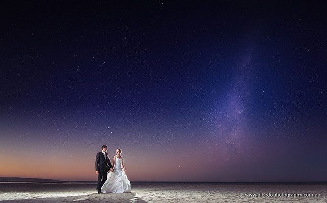 молодожёны вдалеке