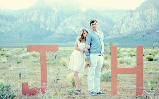 фото молодожёнов с гигантскими буквами