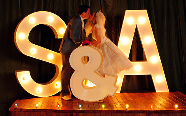 фото молодожёнов с гигантскими буквами