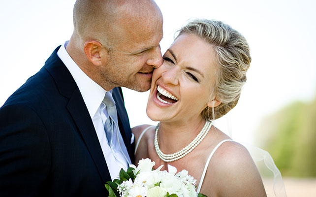 молодожёны смеются