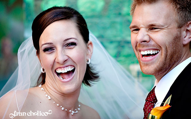 молодожёны смеются