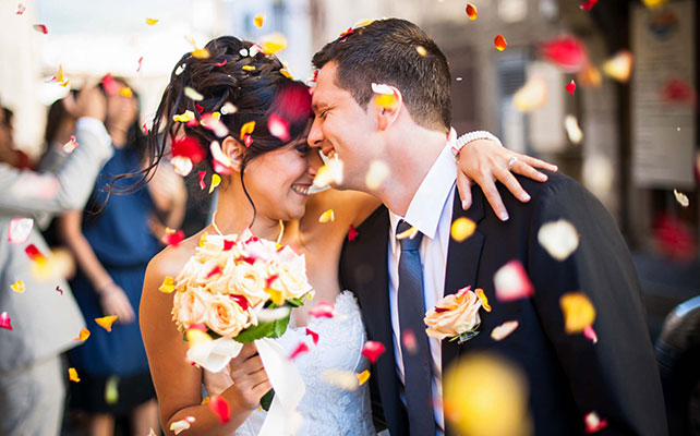 встреча молодожёнов гостями