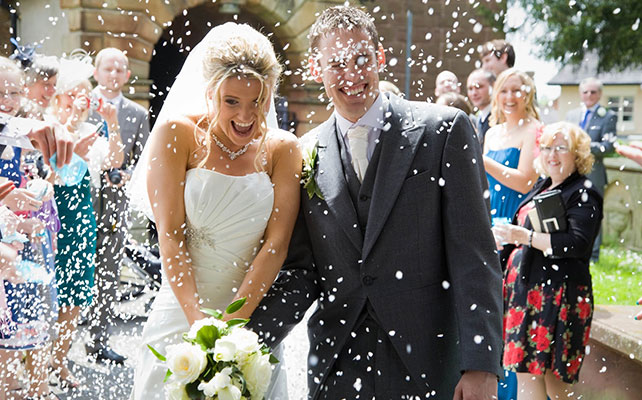 встреча молодожёнов гостями