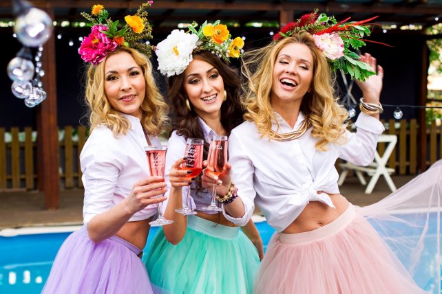 свадьба у бассейна, подружки невесты, организатор QUEENSBURY 