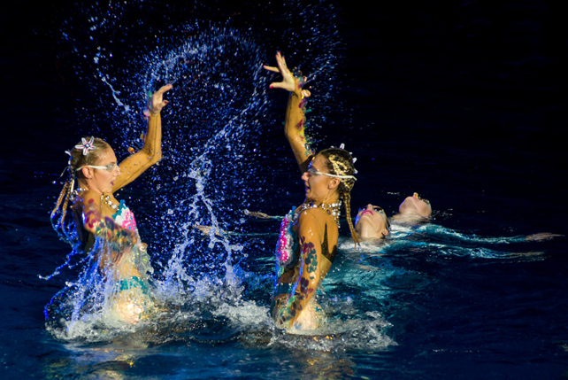 свадьба у бассейна, шоу синхронного плавания 