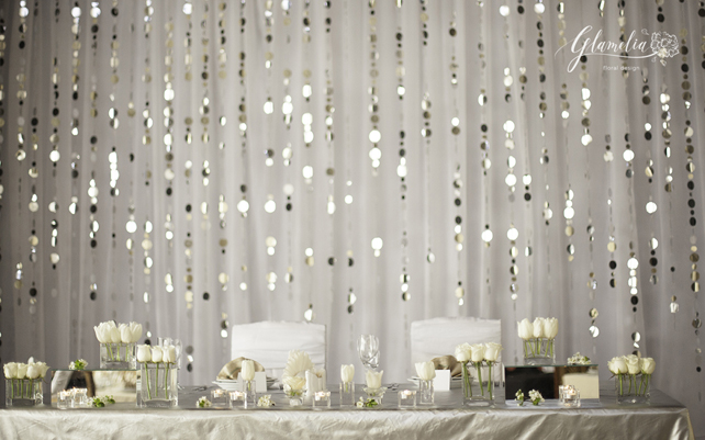 зеркало в декоре президиума молодоженов 