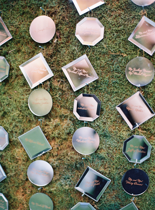 зеркало в свадебном декоре, план рассадки гостей на зеркале 