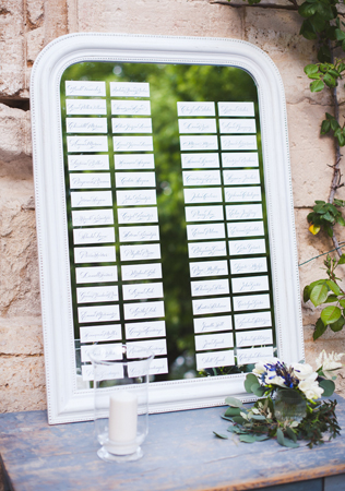 зеркало в свадебном декоре, план рассадки гостей на зеркале 