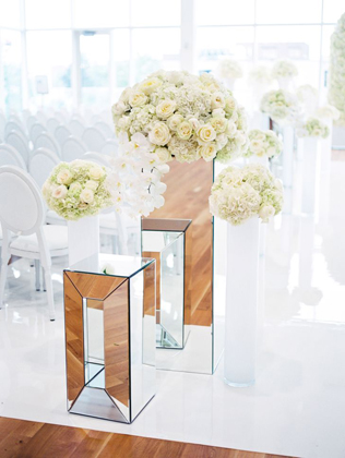 зеркало в свадебном декоре, зеркальные колонны на свадебной церемонии 