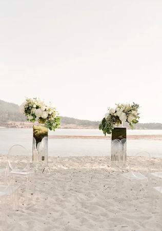 зеркало в свадебном декоре, зеркальные колонны на свадебной церемонии 