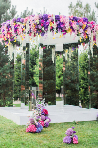 зеркало в свадебном декоре, зеркальные колонны на свадебной церемонии 