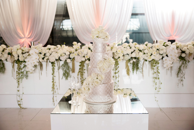 зеркало в свадебном декоре, зеркальная подставка под свадебный торт 