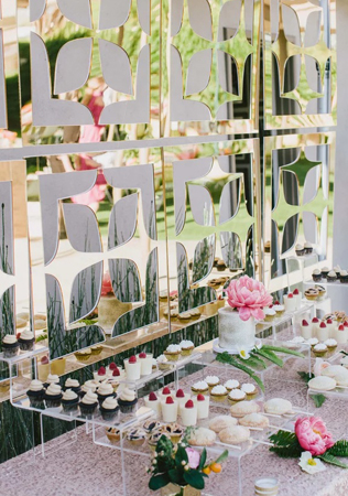 зеркало в свадебном декоре, зеркальный кенди-бар 