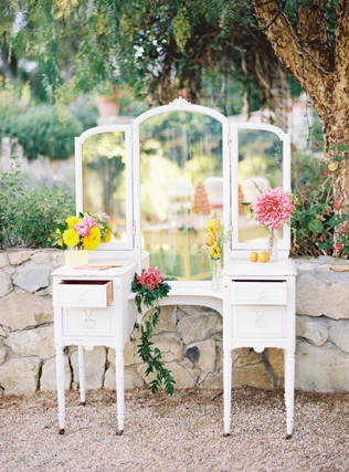 зеркало в свадебном декоре, welcome-зона с зеркальным комодом 