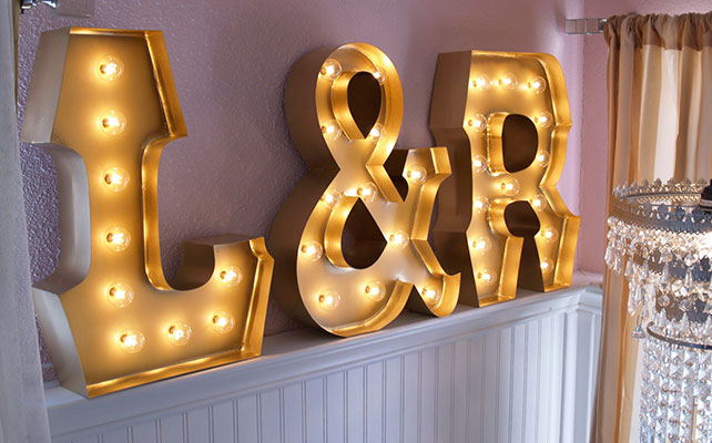 12 идей для незабываемой свадьбы,  светящиеся буквы