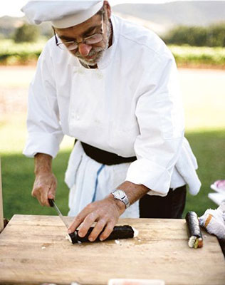 шеф-повар готовит роллы