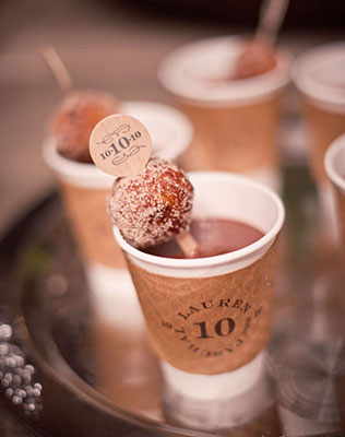 кофе в бумажных стаканчиках