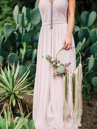 чем заменить букет подружки невесты, цветочные кольца 