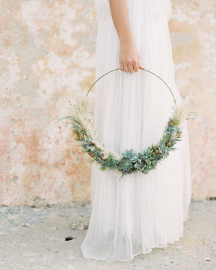 чем заменить букет подружки невесты, цветочные кольца 