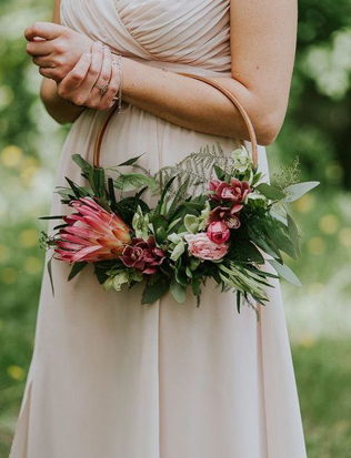 чем заменить букет подружки невесты, цветочные кольца 